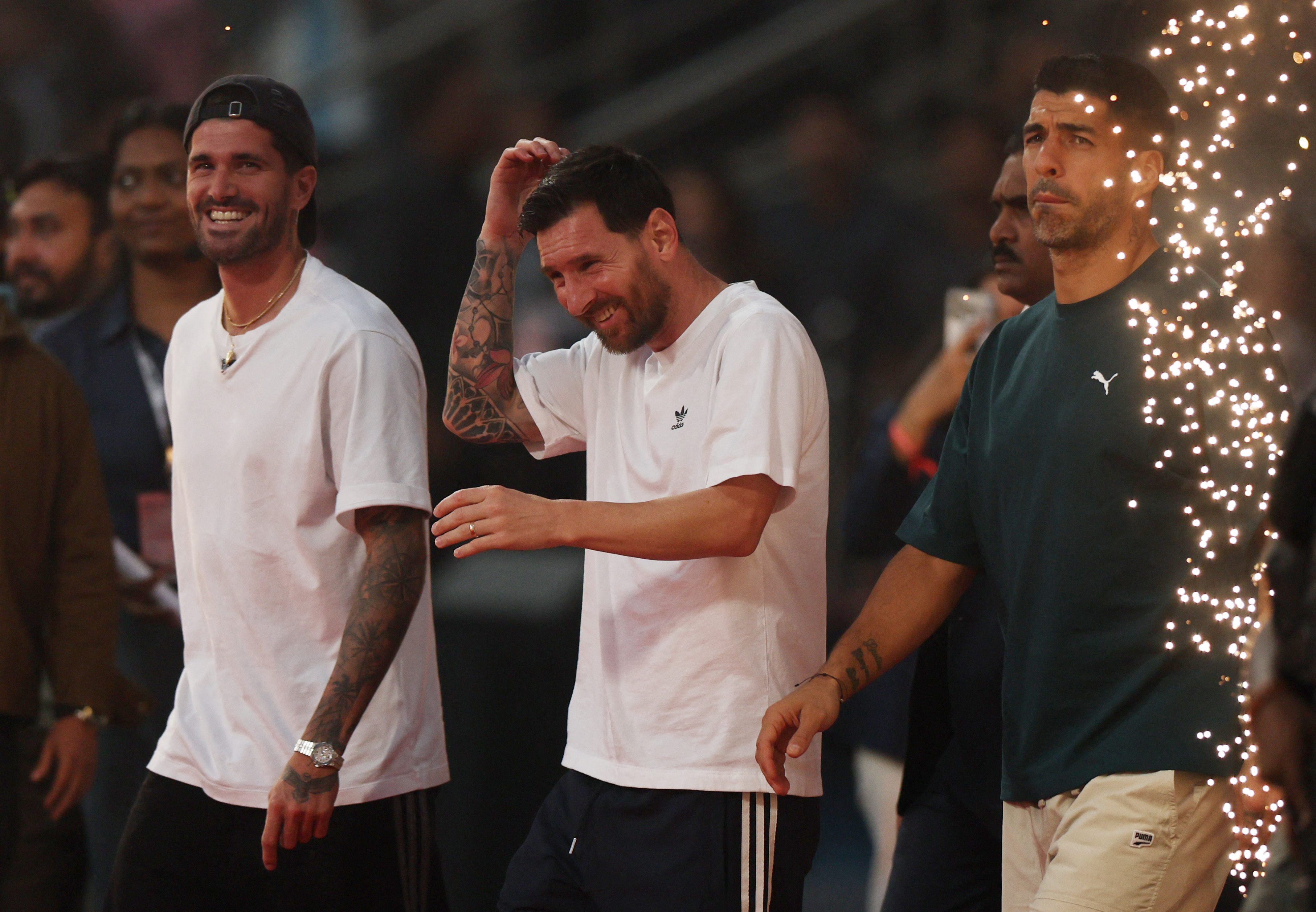 वानखेड़े स्टेडियम में एंट्री करते मेसी, डी पॉल और सुआरेज।