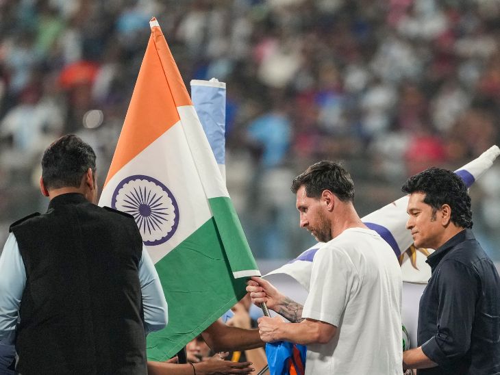 वानखेड़े स्टेडियम में तिरंगा थामकर खड़े लियोनल मेसी।