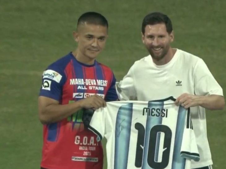 सुनील छेत्री को अर्जेंटीना की जर्सी गिफ्ट करते लियोनल मेसी।