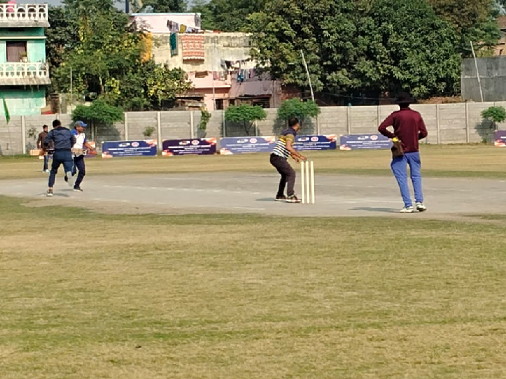 मैच के दौरान शॉट लगाते खिलाड़ी