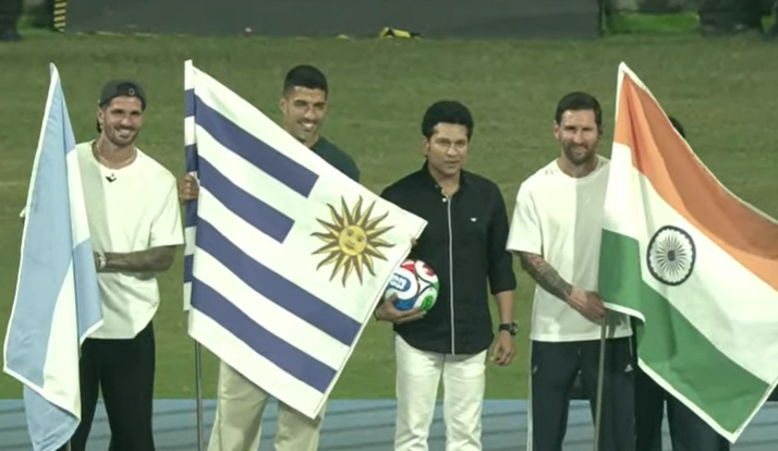 अर्जेंटीना, उरुग्वे और भारत के झंडे के साथ तीनों फुटबॉल खिलाड़ी। साथ ही फुटबॉल हाथ में थामे सचिन तेंदुलकर।