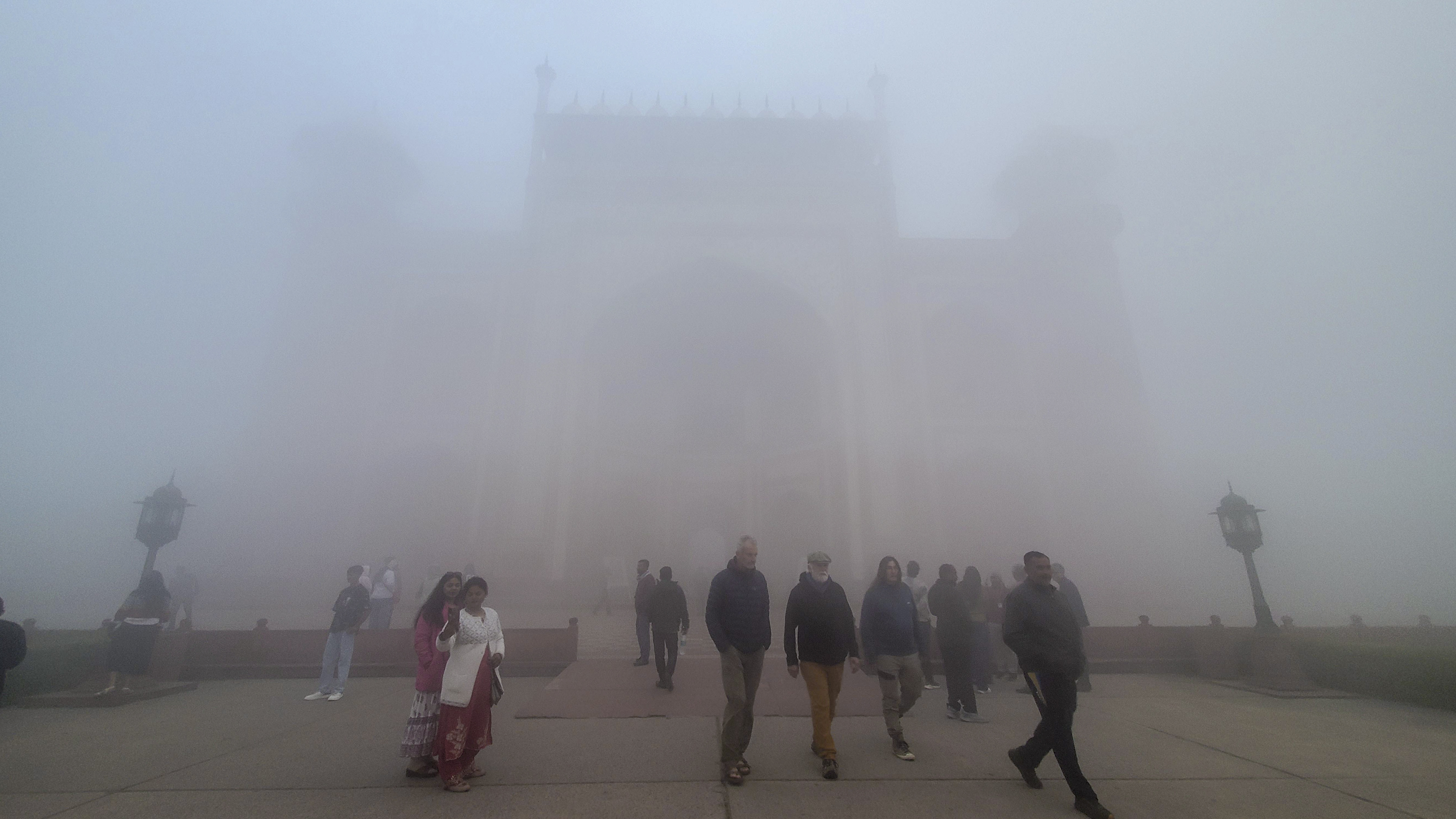 উত্তরপ্রদেশের আগ্রায় ঘন কুয়াশা। কুয়াশায় ঢেকে গেছে তাজমহলও।