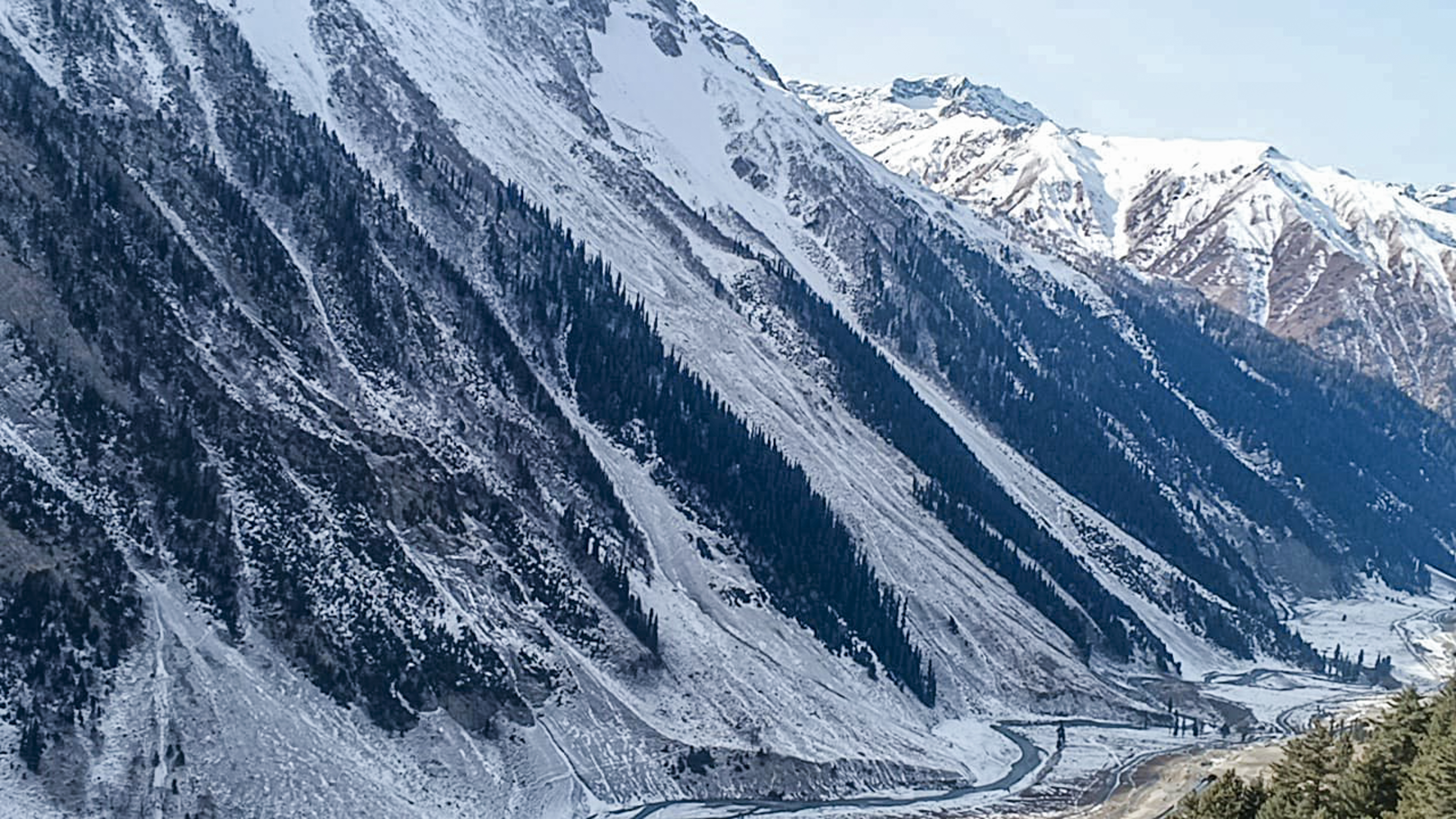রবিবার জম্মু ও কাশ্মীরের বালতালে তুষারপাত হয়েছে। এ কারণে পাহাড়ে সাদা আস্তরণ ছড়িয়ে পড়ে।