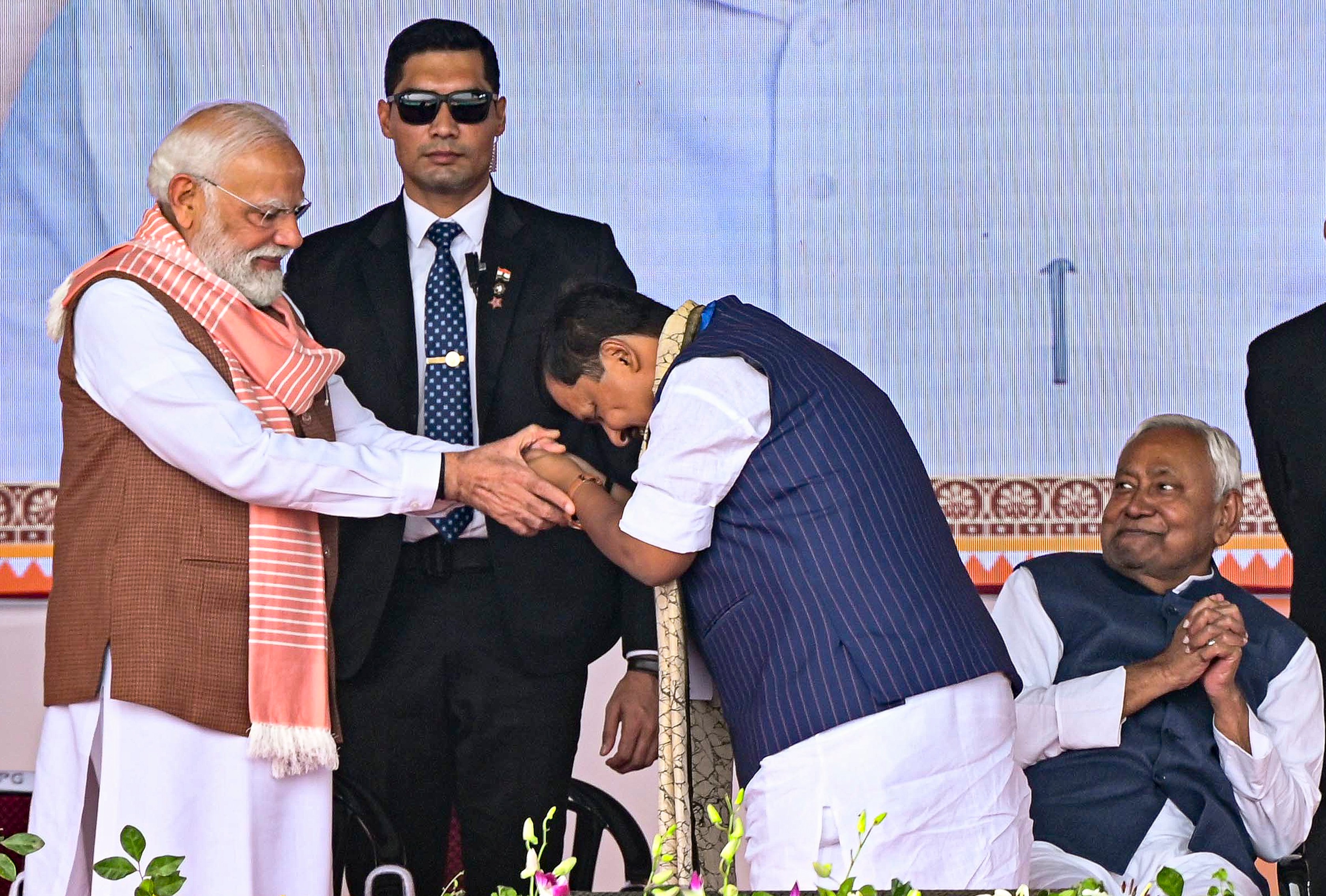 तस्वीर 20 नवंबर 2025 की है। बिहार में NDA सरकार बनने के बाद शपथ ग्रहण समारोह के दौरान पीएम मोदी से मिलते नितिन नबीन।