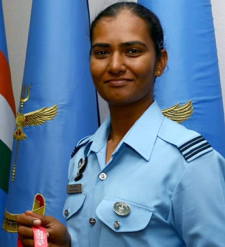 शिखा पांडेय इंडियन एयरफोर्स में स्क्वॉड्रन लीडर हैं।