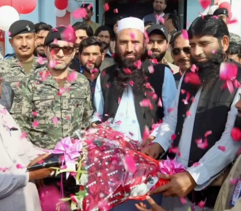 पाकिस्तानी सेना के अफसर कसूरी का फूल देकर स्वागत करते हुए।