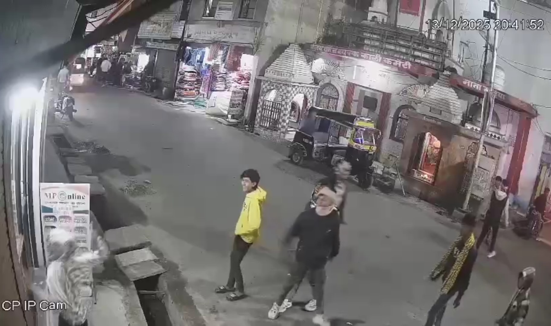 जनरल स्टोर में तोड़फोड़ करते कैमरे में कैद हुए बदमाश।