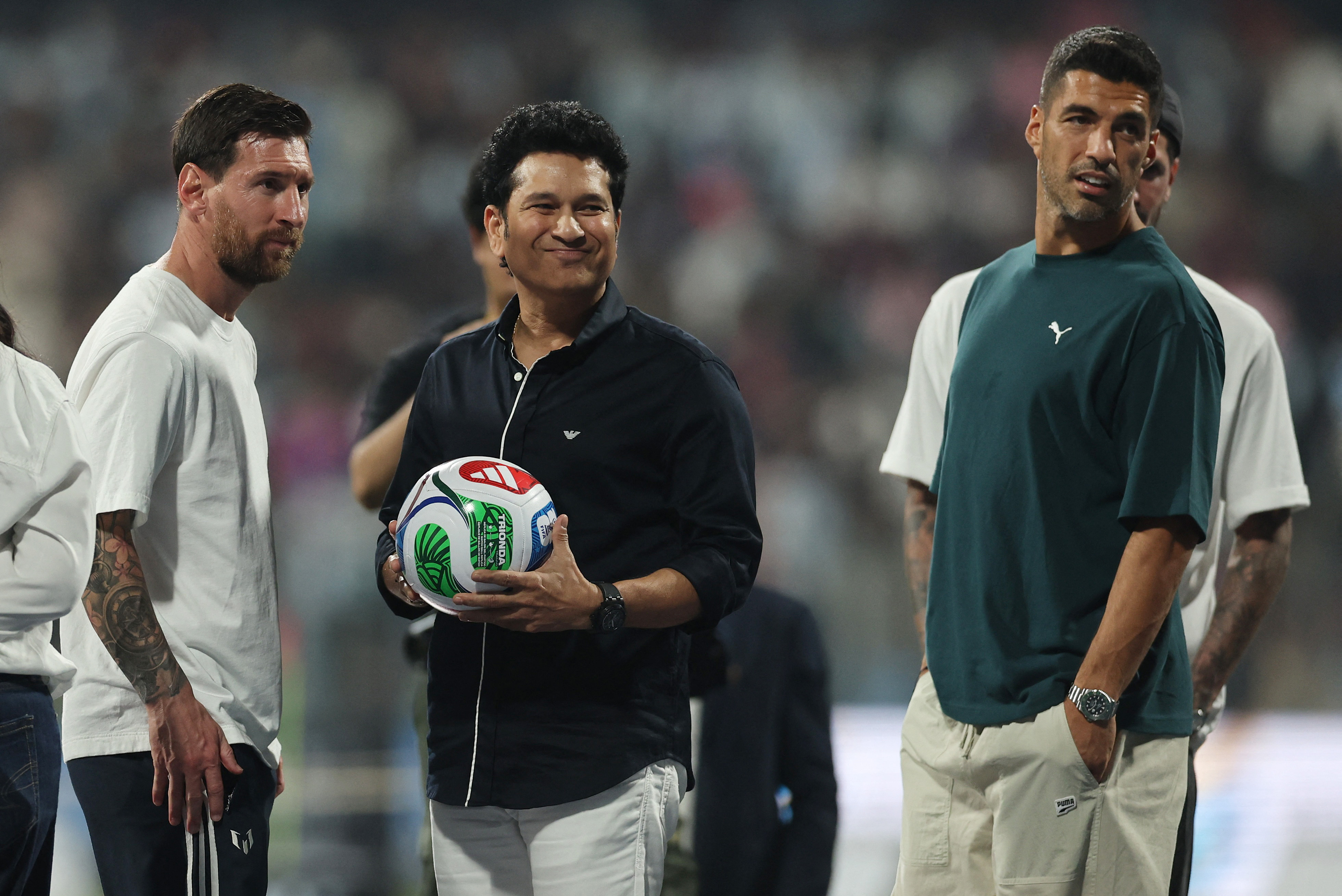 सचिन तेंदुलकर के साथ लियोनल मेसी, लूईस सुआरेज और रोड्रिगो डी पॉल।