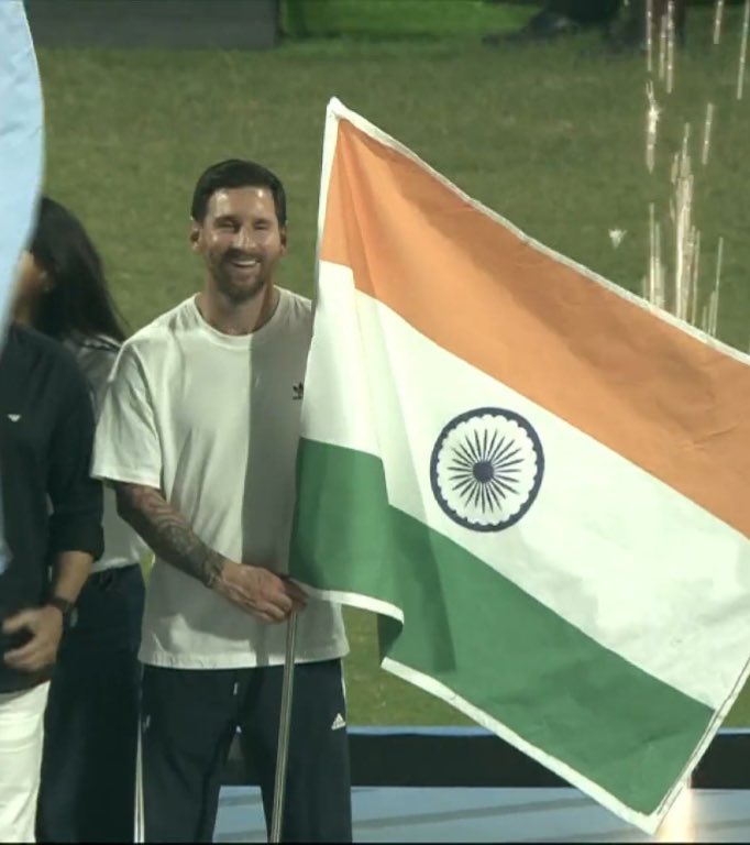 तिरंगा थामकर खड़े लियोनल मेसी।