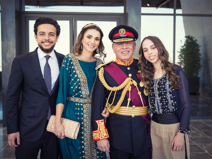 ये तस्वीर किंग अब्दुल्ला (दाएं से दूसरे), उनकी पत्नी क्वीन रानिया (बाएं से दूसरी) बेटी प्रिंसेज सलमा (एकदम दाएं) और बेटे क्राउन प्रिंस हुसैन (बाएं) की है।