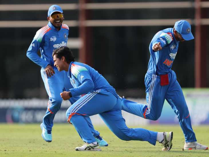 वैभव सूर्यवंशी ने आगे की तरफ डाइव लगाकर कैच लपका।