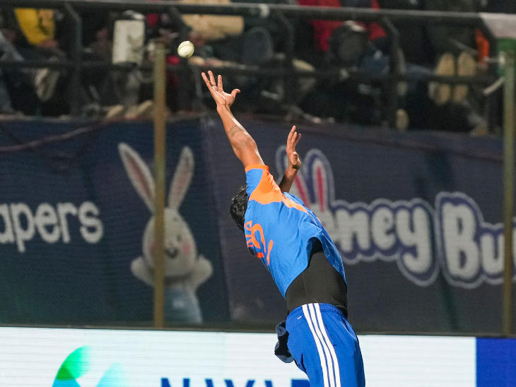 कैच लेने की कोशिश करते हुए हर्षित राणा।