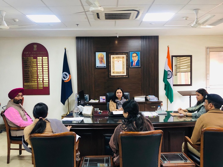 मोहाली की डीसी कोमल मित्तल अधिकारियों से मीटिंग करते हुए। (फाइल फोटो)