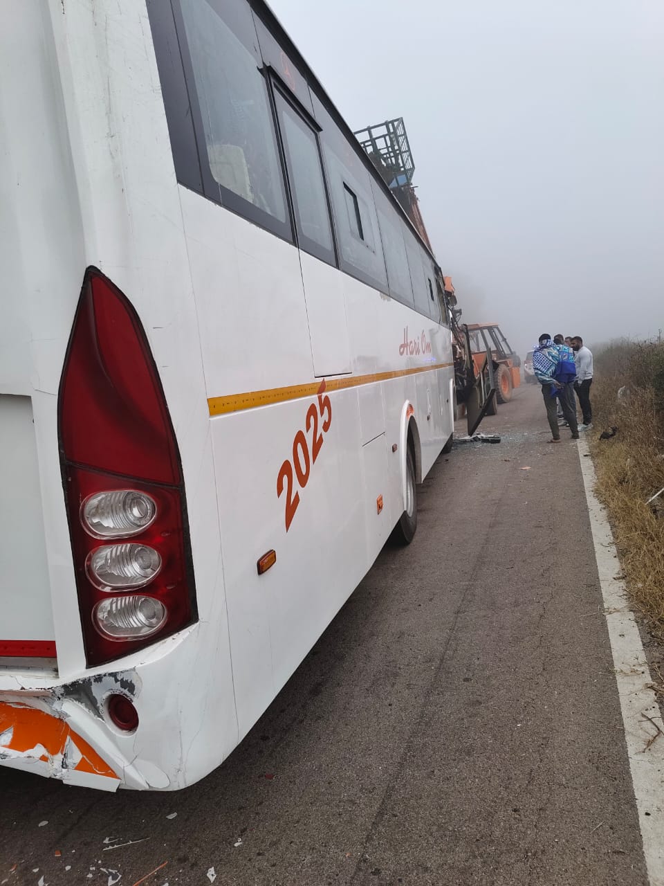 हादसे में क्षतिग्रस्त हुई बस।