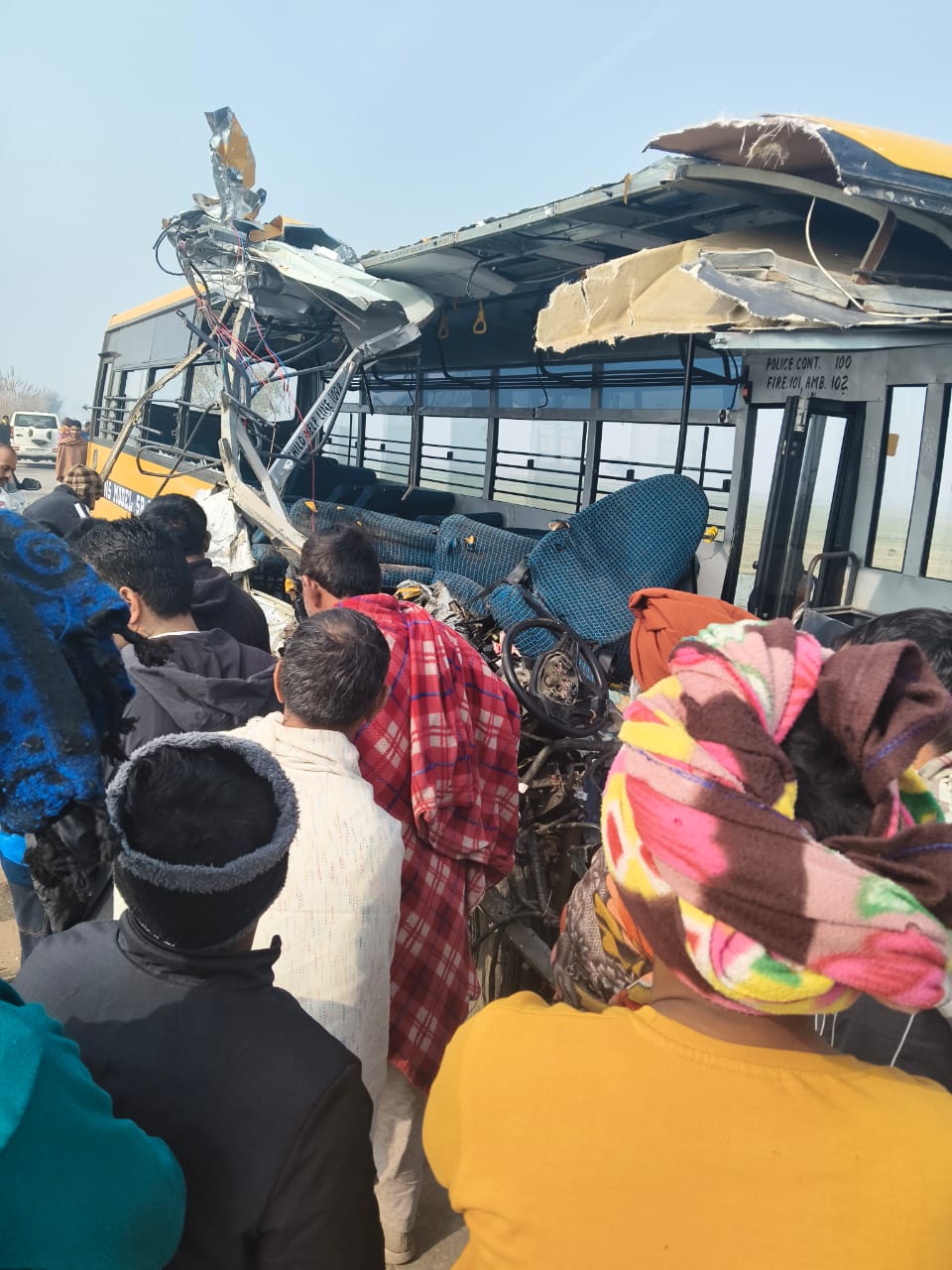 झज्जर में एक्सीडेंट में क्षतिग्रस्त हुई स्कूल बस।