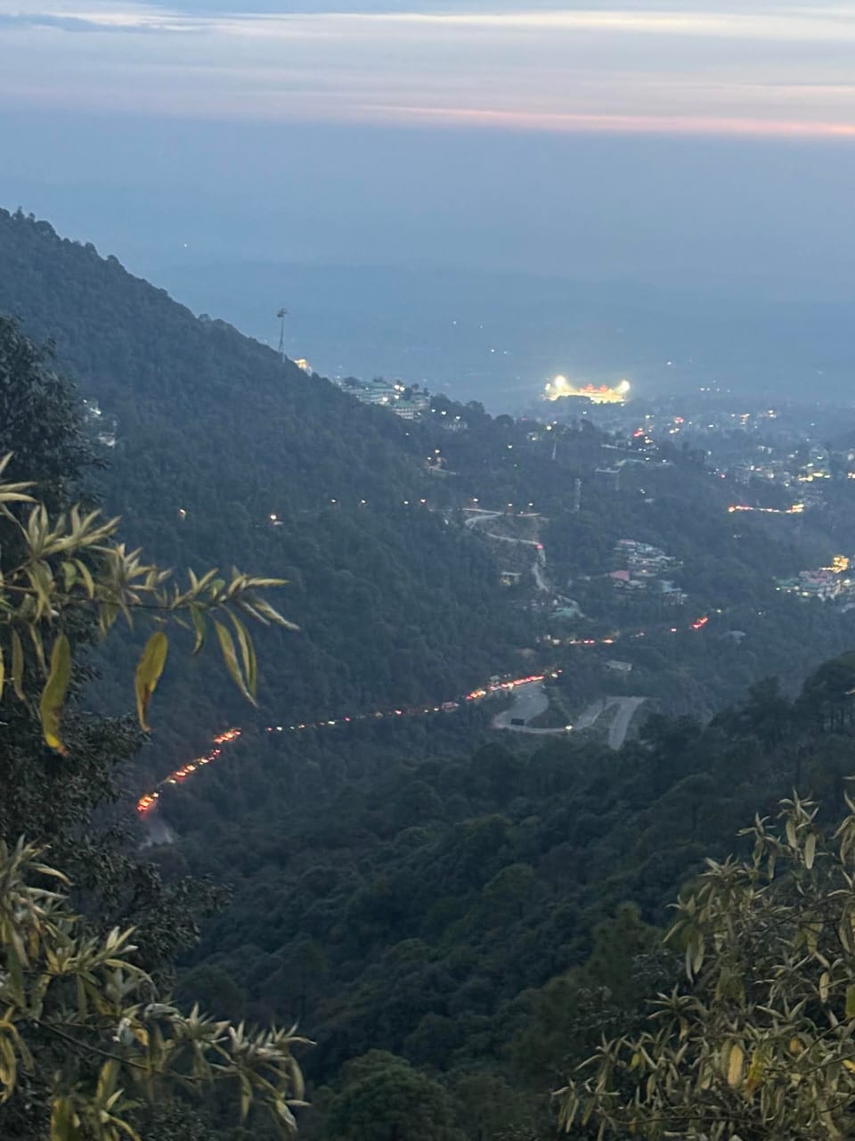 मैक्लोडगंज से धर्मशाला स्टेडियम आने वाली मुख्य सड़क पर वाहनों की कतार लगी हुई।