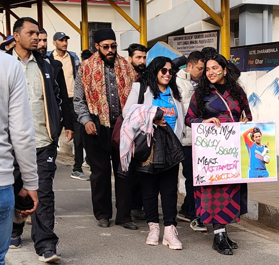 मैच देखने के लिए पोस्टर लेकर पहुंचे फैंस।