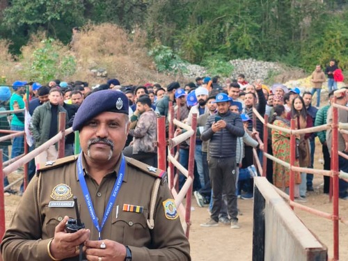 स्टेडियम के गेट के बाहर एंट्री का इंतजार करते फैंस।