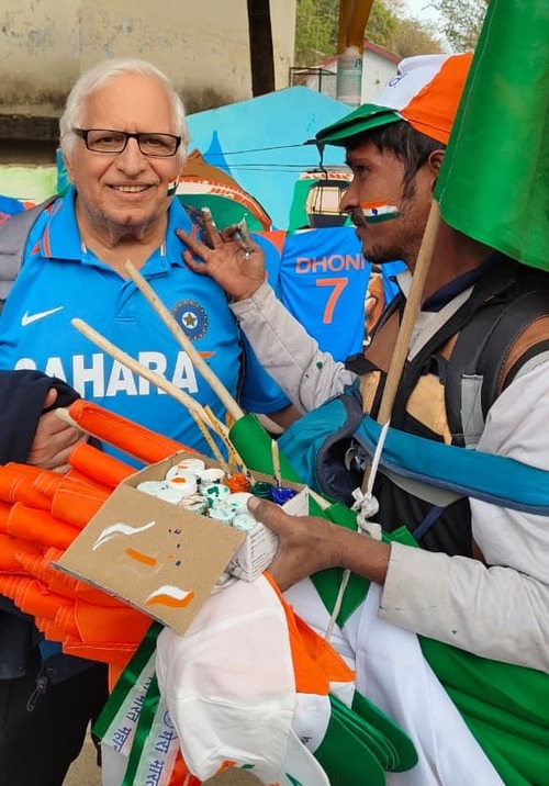 टीम इंडिया की जर्सी पहनकर पहुंचे फैंस।