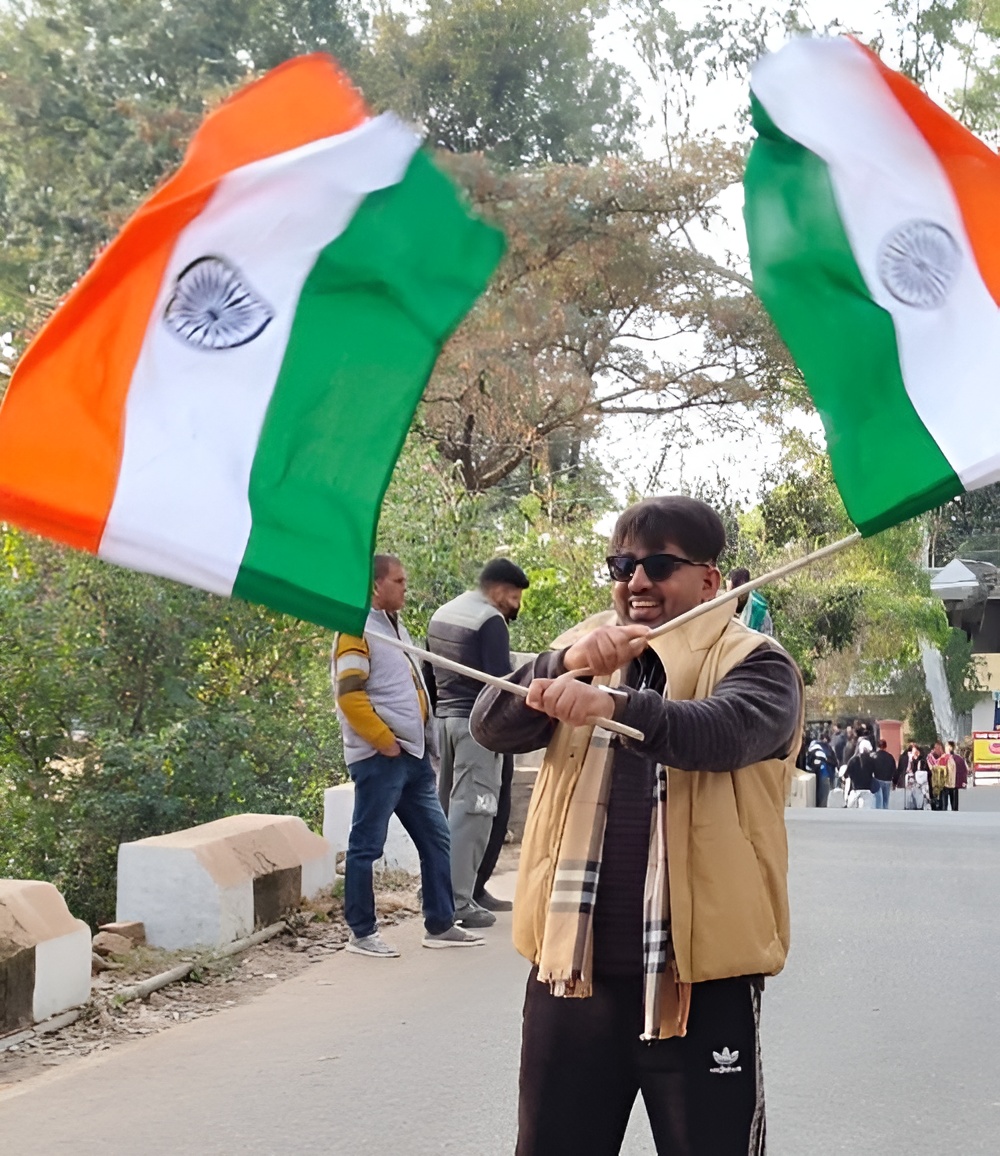 दोनों हाथ में तिरंगा लेकर मैच देखने पहुंचा फैन।