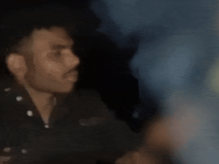 डबल मर्डर से पहले वारदात को अंजाम देने के लिए आग तापते हुए साजिश रचता सौतेला बेटा आलोक और उसके साथी।