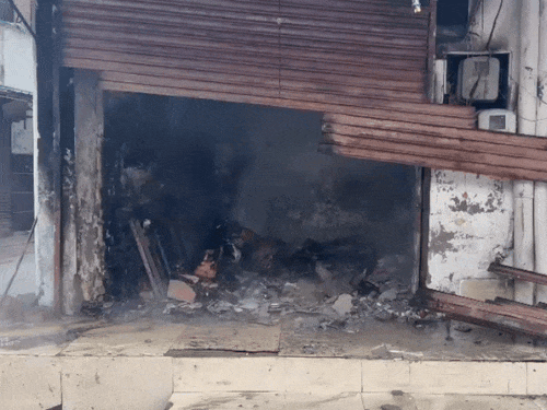 आग लगने के कारण दुकान के अंदर रखा सारा कपड़ा जल गया।