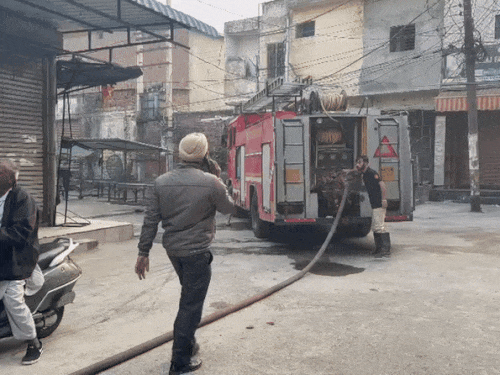 भार्गव कैंप में आग बुझाने के लिए पहुंची फायर ब्रिगेड की गाड़ी।