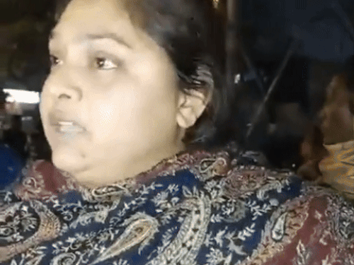 रजनीश की पत्नी जानकारी देते हुए।