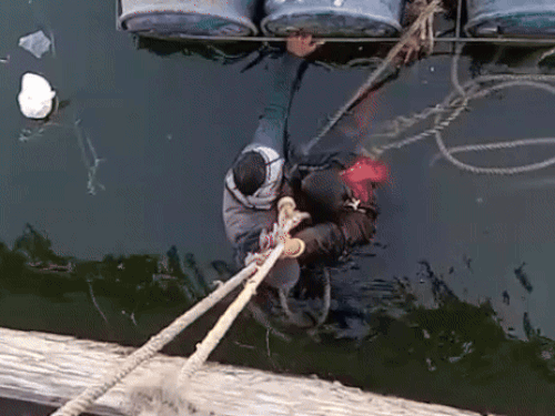 आनासागर झील में युवती को रस्सी की सहायता से लोगों ने बचाया।