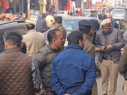 घटना के बाद मौके पर जांच-पड़ताल करती पुलिस टीम।