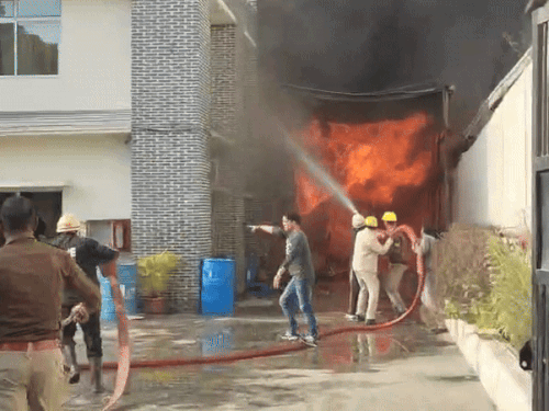 दोपहर से आग पर काबू करने की कोशिश कर रही टीम।