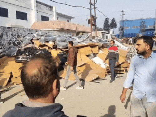 परफ्यूम फैक्ट्री के बगल में स्थित दूसरी फैक्ट्रियों के लोग सामान को बाहर निकाल रहे हैं।