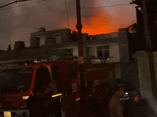 आग को बुझाने के लिए गाड़ियां हरिद्वार से भी बुलाई गईं।