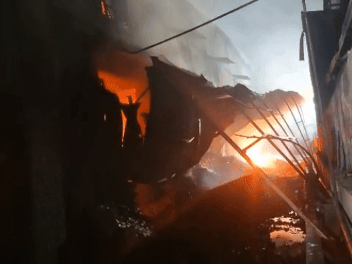 लाखों के सामान जलकर इस आग में राख हो गया है।