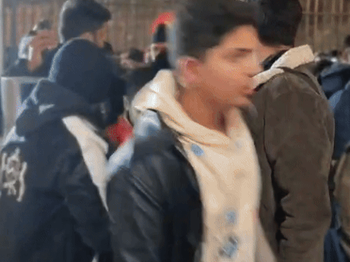 नेटवर्क की दिक्कत के चलते लोगों को स्टेडियम में एंट्री के लिए करना पड़ा इंतजार।