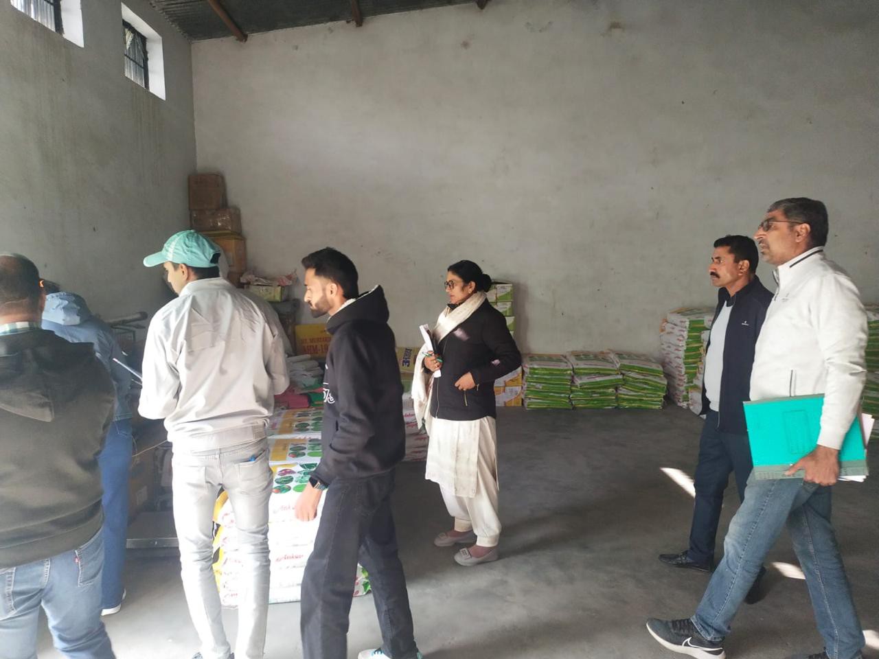 हिसार में बीज-खाद कंपनियों पर सीएम फ्लाइंग की रेड:  कई गोदामों में मिली अनियमितताएं, कृषि विभाग ने नोटिस जारी किए – Hisar News