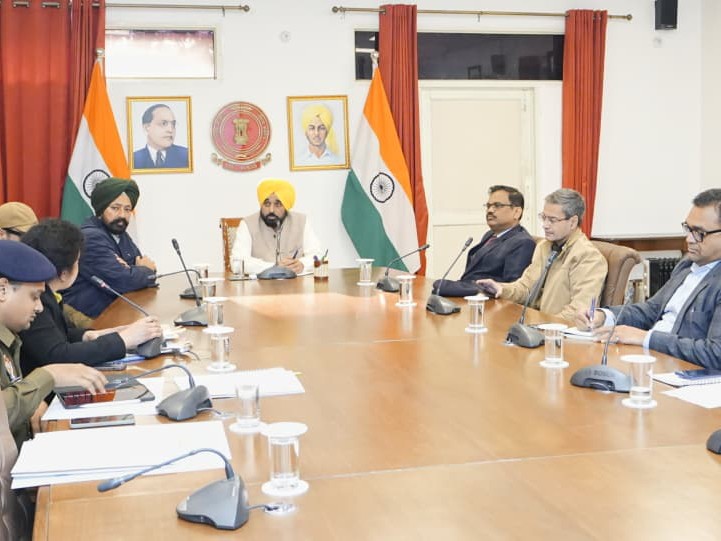 अफसरों के साथ शहीदी सभा की तैयारियों के संबंध में बैठक करते हुए मुख्यमंत्री भगवंत मान।