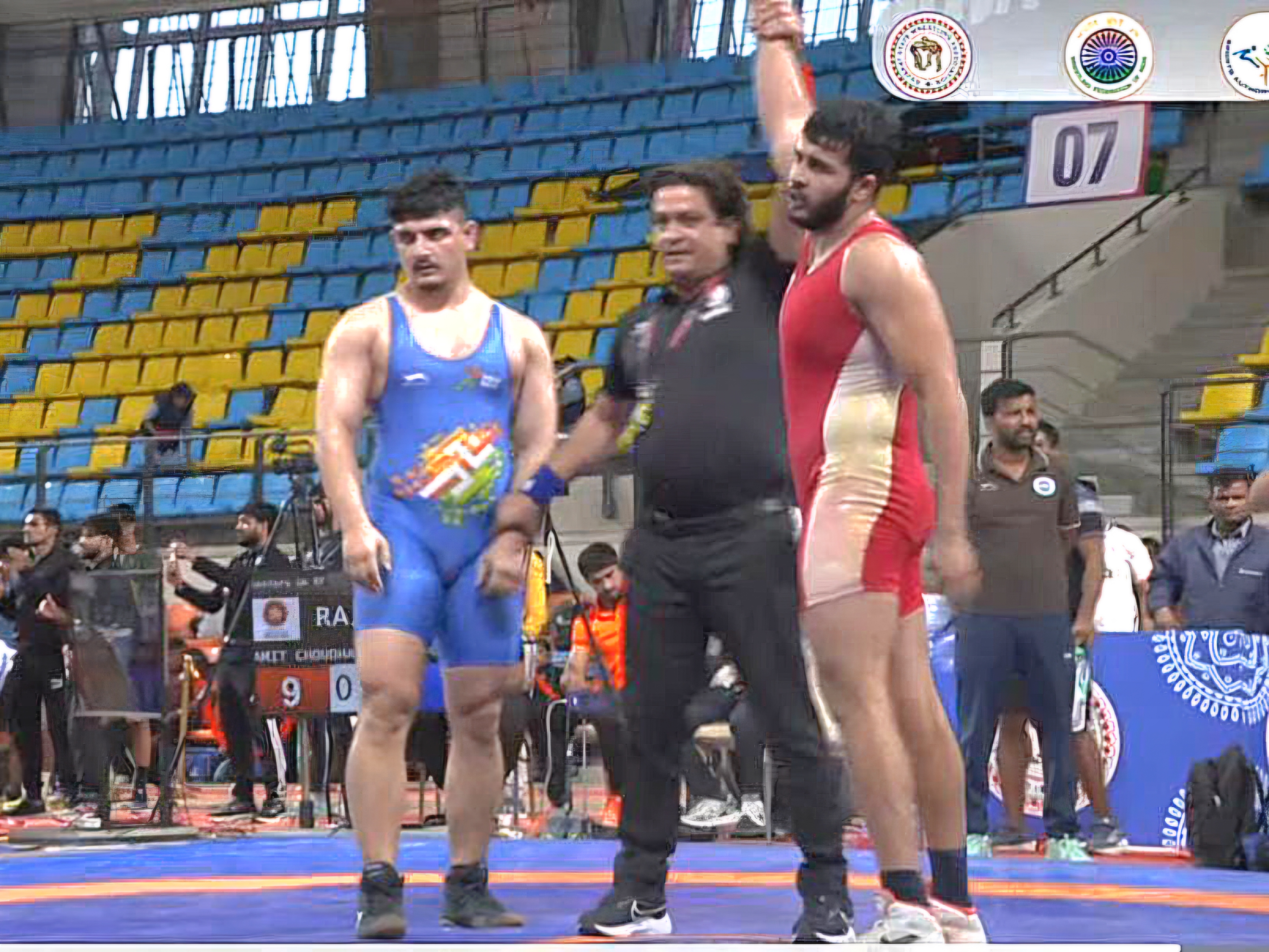 जीत हासिल करते हुए पहलवान अमित चौधरी