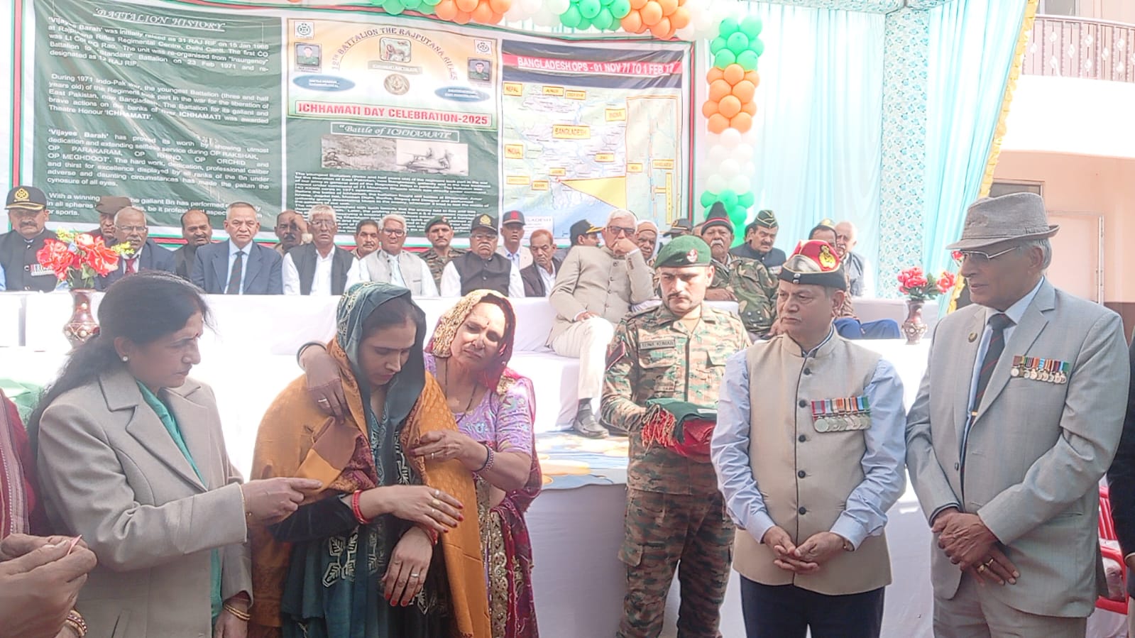 वीरांगनाओं को सम्मानित करते हुए।