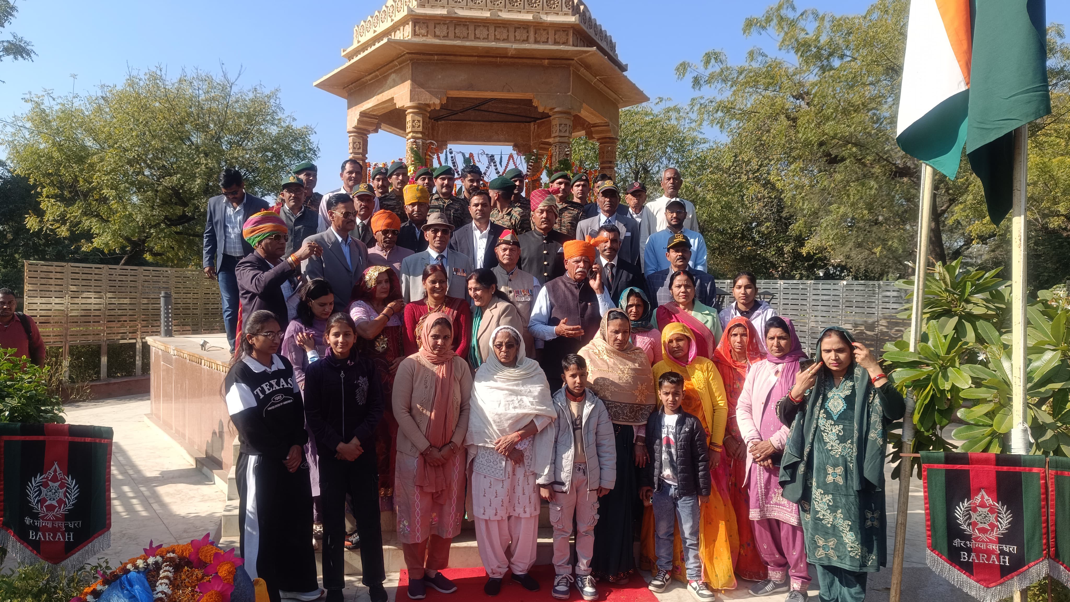 शहीद स्मारक पार्क में मौजूद वीरांगनाएं