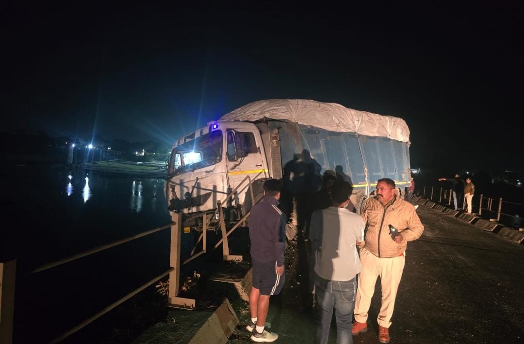 दोनों कार को टक्कर मारने के बाद हाईवा का संतुलन बिगड़ गया, जो कि पुल पर लटक गया।