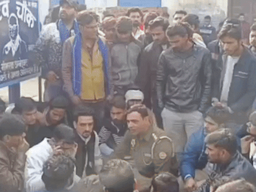 एसएचओ टीपी नगर मौके पर पहुंचे और नाराज ग्रामीणों को शांत करने की कोशिश कर रहे हैं।