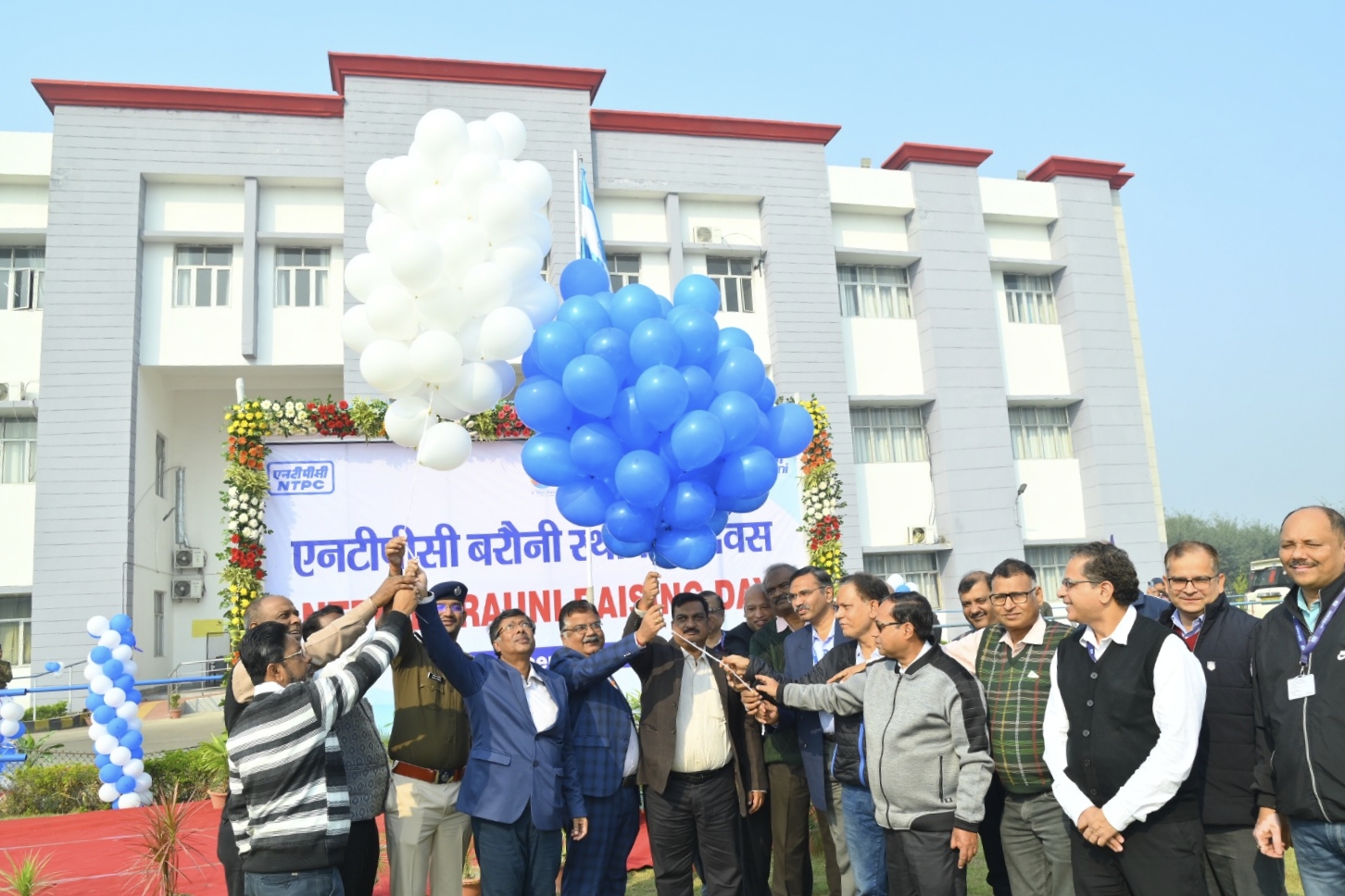 कार्यक्रम के दौरान उड़ाए गए गुब्बारे।