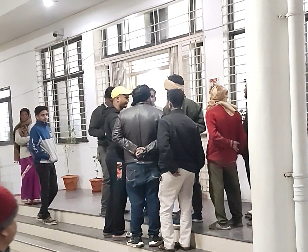 घायल के साथी लोग थाने में एफआईआर के लिए मौजूद रहे।