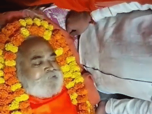 पार्थिव शरीर को रीवा से अयोध्या लाया जाएगा। मंगलवार को सरयू नदी में जलसमाधि दी जाएगी।