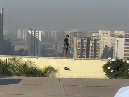 बातों में उलझाकर फायर ब्रिगेड की टीम बच्ची तक पहुंची और उसे पकड़ लिया।