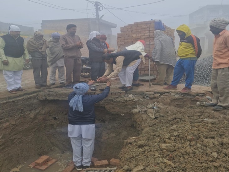 लाइब्रेरी के शिलान्यास मौके पर पहुंचे पूर्व सीएम के भाई चरणजीत खट्टर।