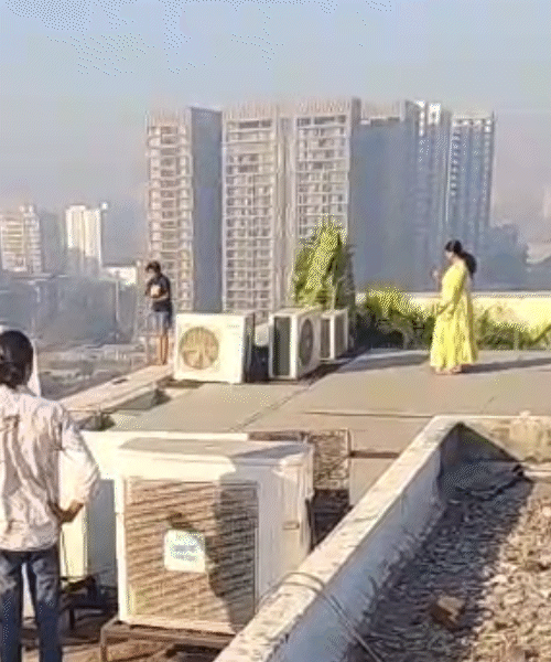 मां बच्ची से नीचे उतरने की गुहार लगाते हुए।