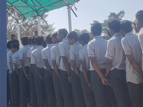 शिकायत पर भड़के प्रिंसिपल ने बच्चों को धमकाते नजर आए।