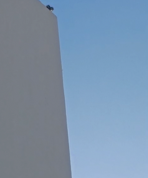 बिल्डिंग के नीचे सेफ्टी नेट लगाकर खड़े हुए स्थानीय लोग।